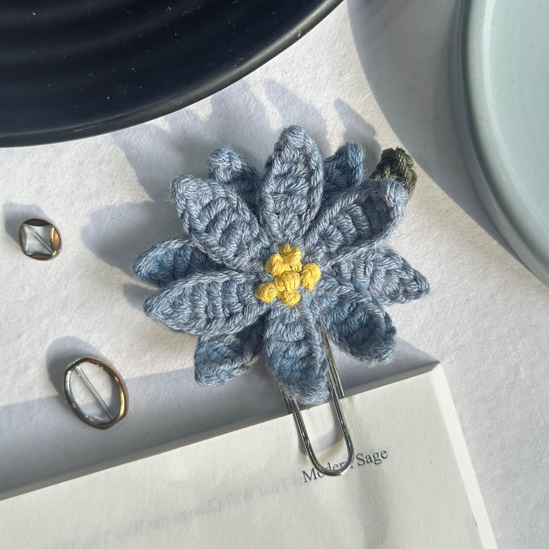 Daisy pin bookmark 💙